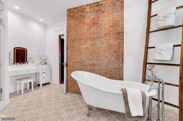 497 Windemere Ave, Mount Arlington Boro, NJ 07856