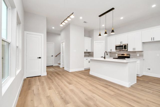 2411 Chew St, Houston, TX 77020