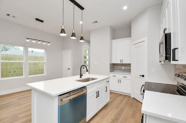 2411 Chew St, Houston, TX 77020