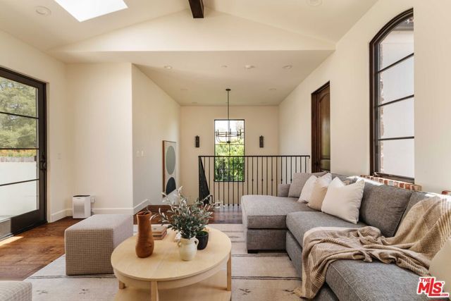 16037 Junaluska Way, Pacific Palisades (los Angeles), CA 90272