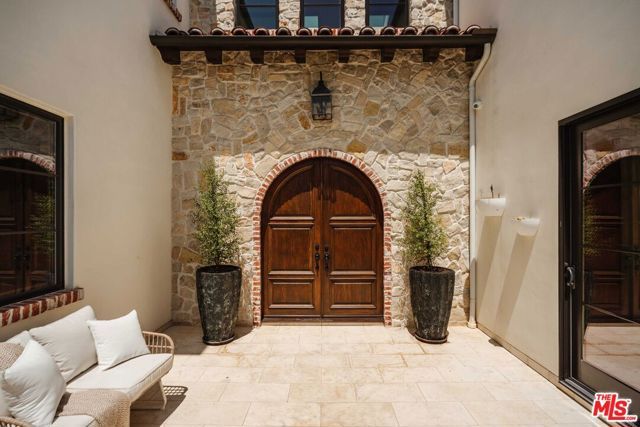 16037 Junaluska Way, Pacific Palisades (los Angeles), CA 90272