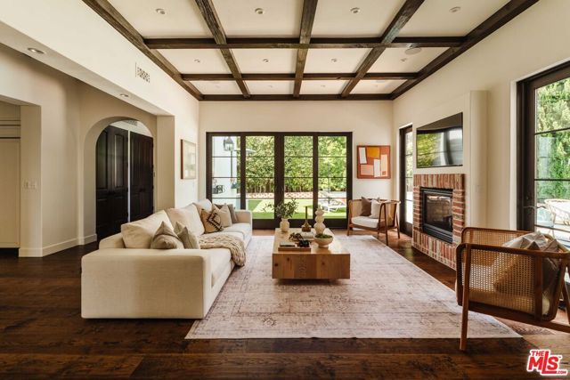 16037 Junaluska Way, Pacific Palisades (los Angeles), CA 90272