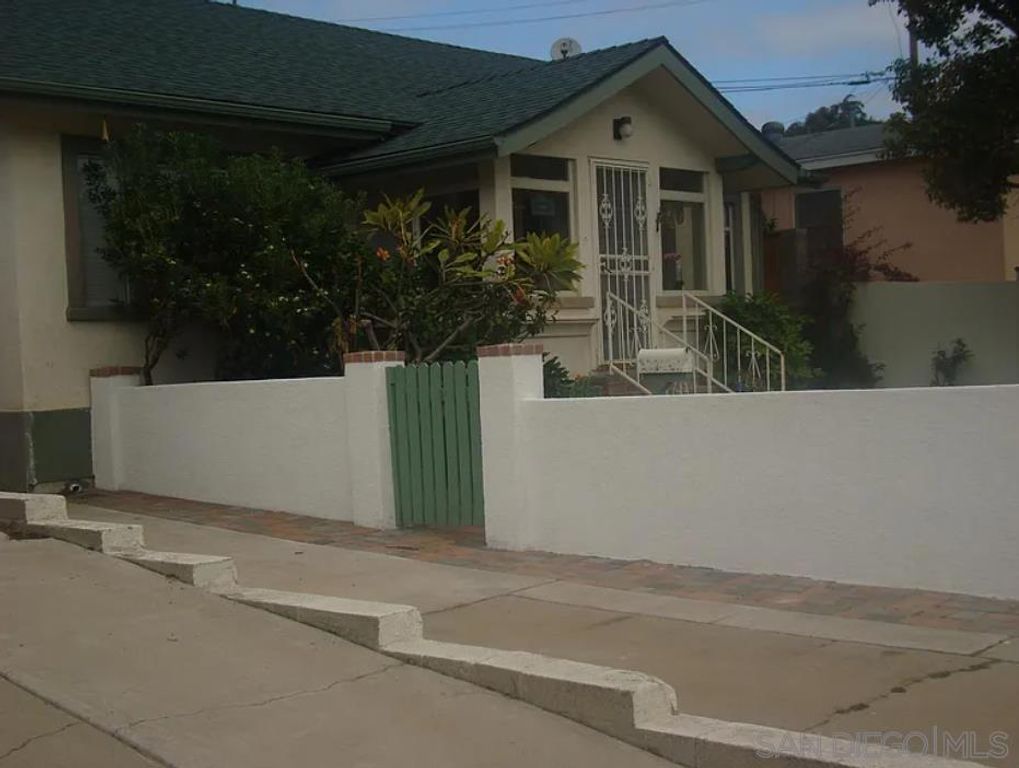 2220 Rosecrans, Point Loma, CA 92106