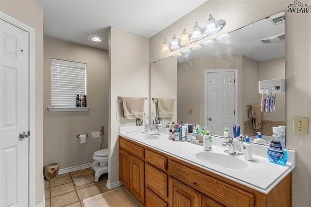 2102 E HUNTERS GLEN, Wichita Falls, TX 76306