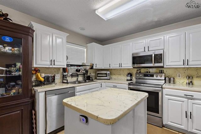 2102 E HUNTERS GLEN, Wichita Falls, TX 76306