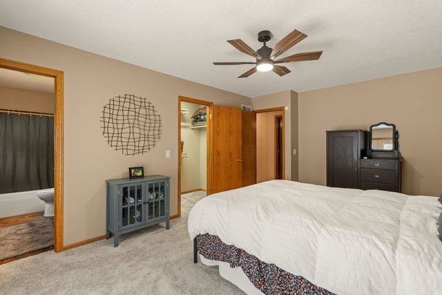 3421 Meadow Court, Bettendorf, IA 52722