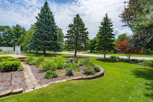 3421 Meadow Court, Bettendorf, IA 52722