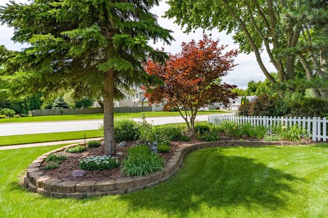 3421 Meadow Court, Bettendorf, IA 52722