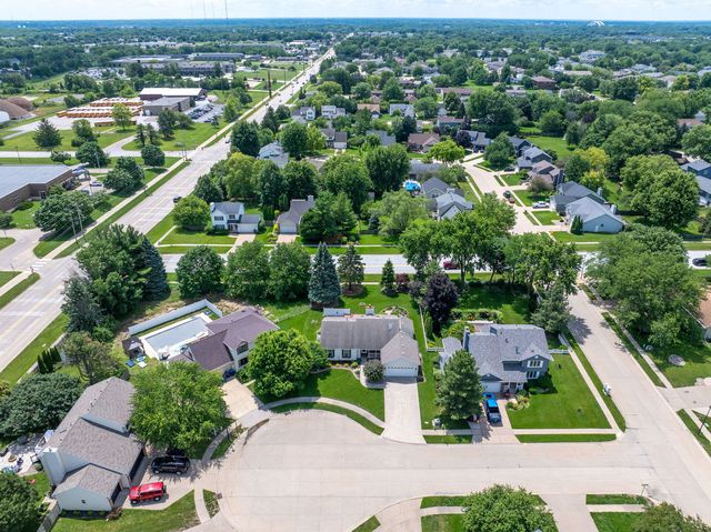 3421 Meadow Court, Bettendorf, IA 52722