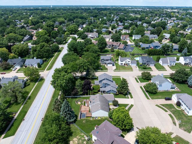 3421 Meadow Court, Bettendorf, IA 52722