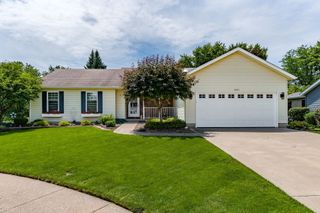 3421 Meadow Court, Bettendorf, IA 52722