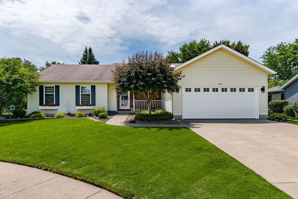 3421 Meadow Court, Bettendorf, IA 52722