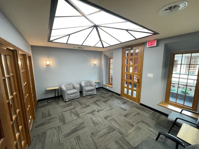 340 W Butterfield Road 4D, Elmhurst, IL 60126