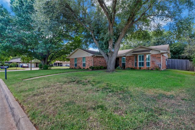 650 Tena Court, Burleson, TX 76028