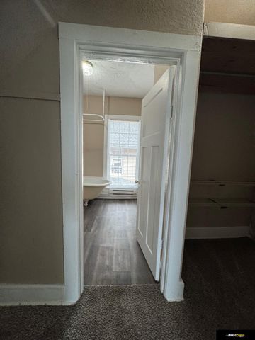 1049 Park Avenue, Omaha, NE 68105