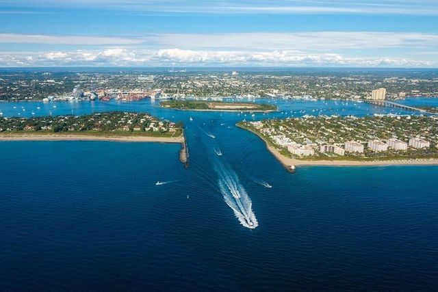 220 Lake Shore Drive 1111, Lake Park, FL 33403