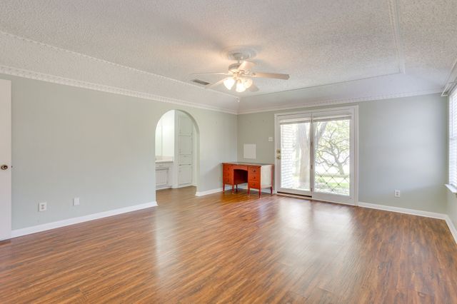 4031 Fairway Drive, De Cordova, TX 76049