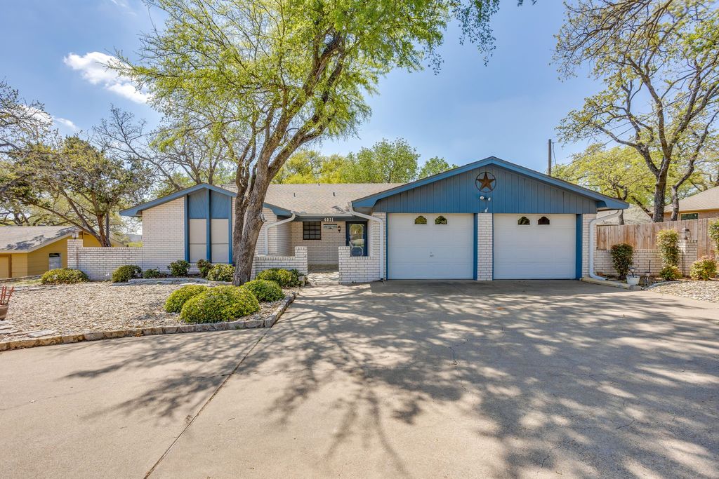 4031 Fairway Drive, De Cordova, TX 76049