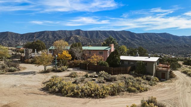 24 Matisse Road NE, Albuquerque, NM 87123