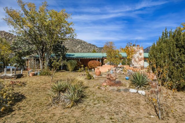 24 Matisse Road NE, Albuquerque, NM 87123