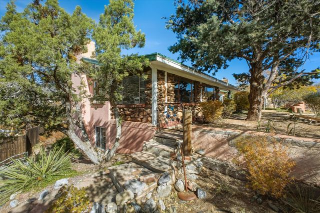 24 Matisse Road NE, Albuquerque, NM 87123