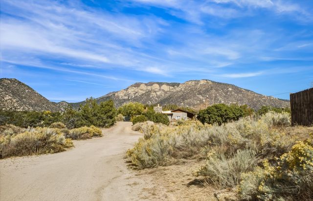 24 Matisse Road NE, Albuquerque, NM 87123