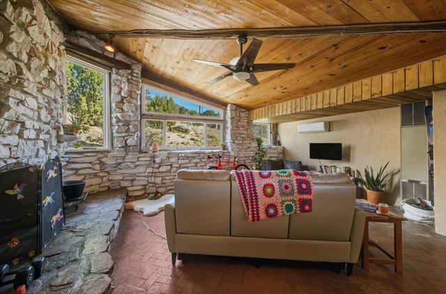 24 Matisse Road NE, Albuquerque, NM 87123