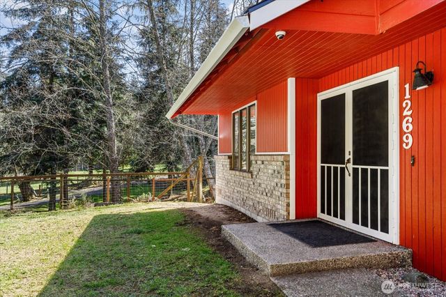 1269 Silver Lake Road, Oak Harbor, WA 98277