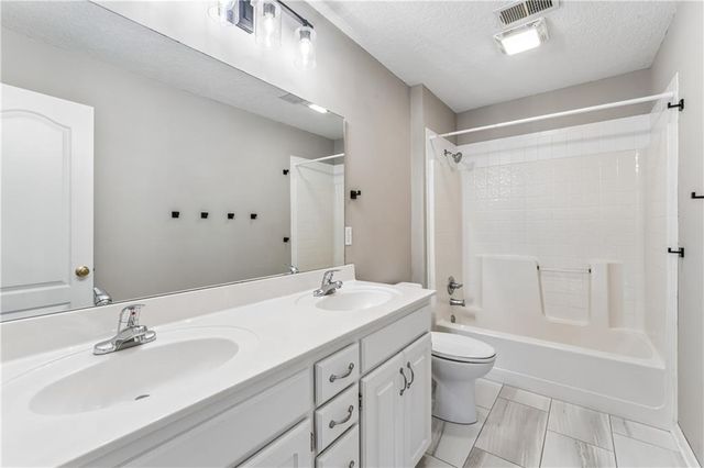 12178 S PRAIRIE CREEK Parkway, Olathe, KS 66062