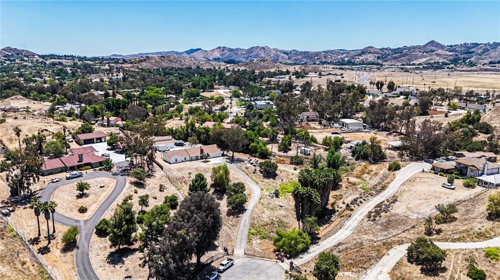 Image 6 of property listing at 18570 Halter Lane, Riverside, CA 92504