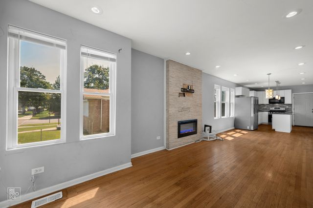 9050 S Ellis Avenue, Chicago, IL 60619