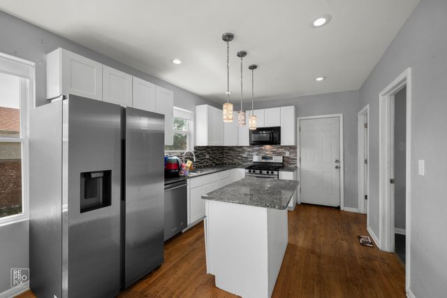 9050 S Ellis Avenue, Chicago, IL 60619