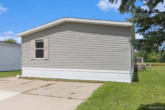 184 Pheasant Ct, Grand Blanc, MI 48439