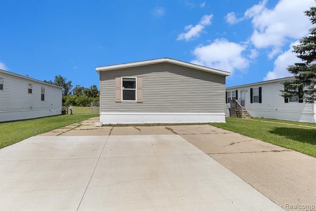 184 Pheasant Ct, Grand Blanc, MI 48439