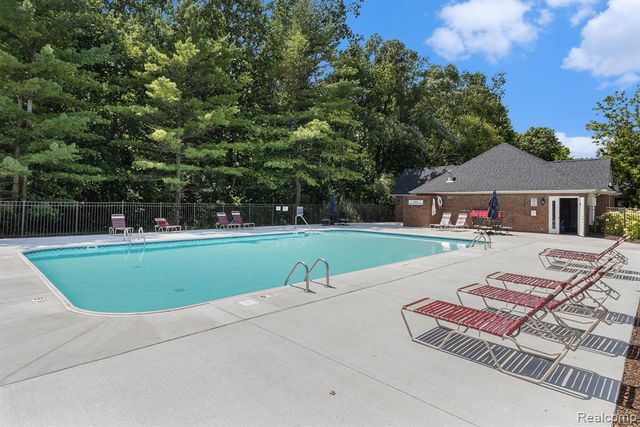 184 Pheasant Ct, Grand Blanc, MI 48439