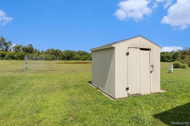 184 Pheasant Ct, Grand Blanc, MI 48439