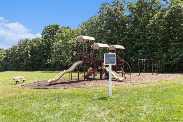 184 Pheasant Ct, Grand Blanc, MI 48439