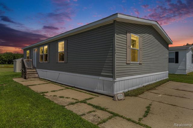 184 Pheasant Ct, Grand Blanc, MI 48439