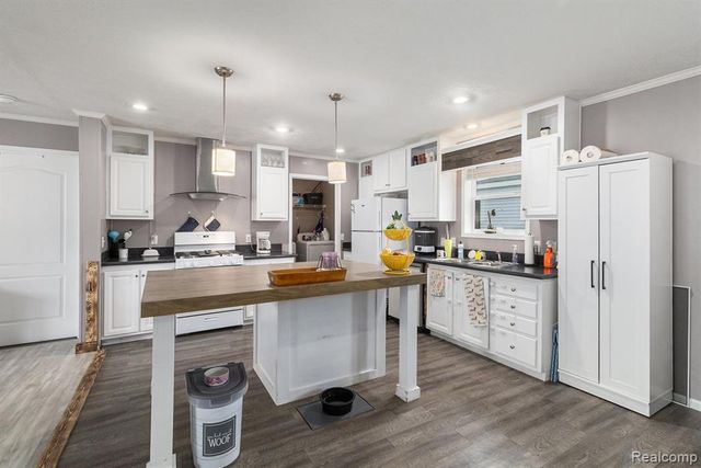 184 Pheasant Ct, Grand Blanc, MI 48439