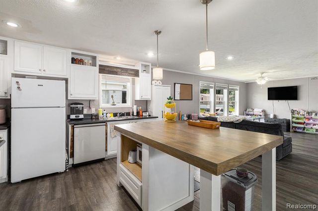 184 Pheasant Ct, Grand Blanc, MI 48439