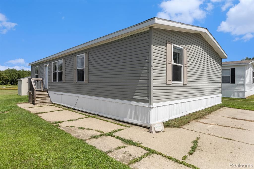 184 Pheasant Ct, Grand Blanc, MI 48439