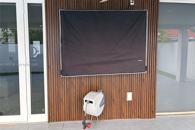 7952 NW 198th St, Hialeah, FL 33015