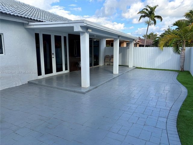 7952 NW 198th St, Hialeah, FL 33015