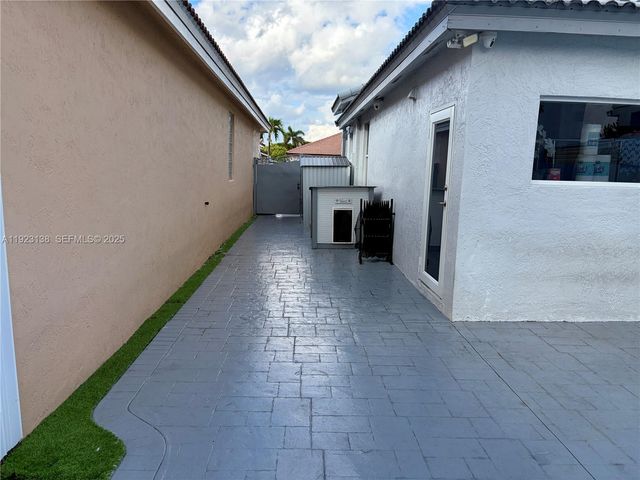 7952 NW 198th St, Hialeah, FL 33015