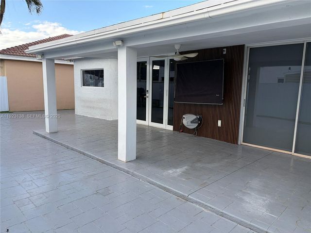 7952 NW 198th St, Hialeah, FL 33015