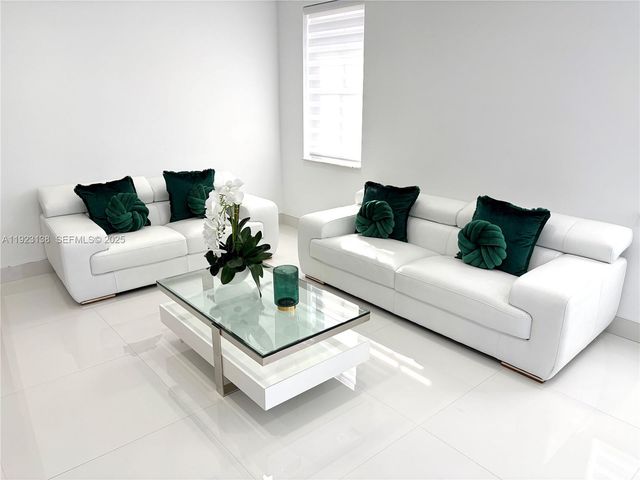 7952 NW 198th St, Hialeah, FL 33015