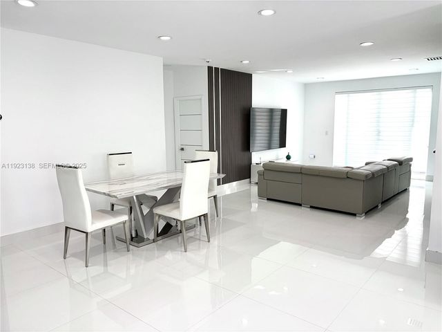 7952 NW 198th St, Hialeah, FL 33015