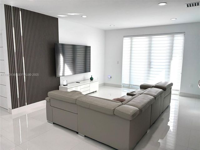 7952 NW 198th St, Hialeah, FL 33015