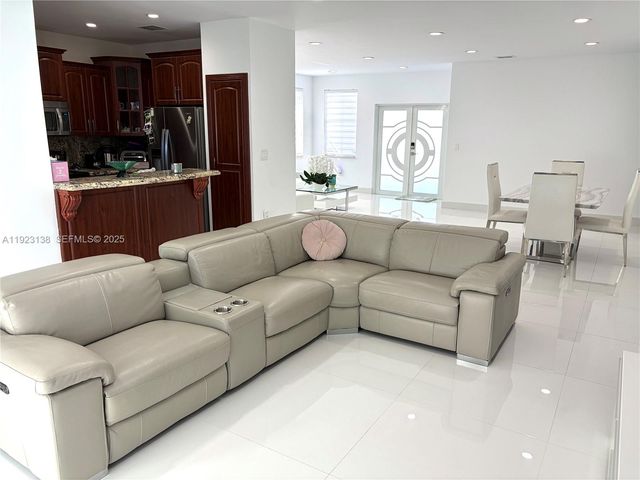 7952 NW 198th St, Hialeah, FL 33015