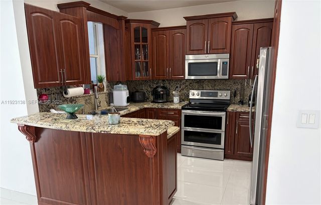 7952 NW 198th St, Hialeah, FL 33015